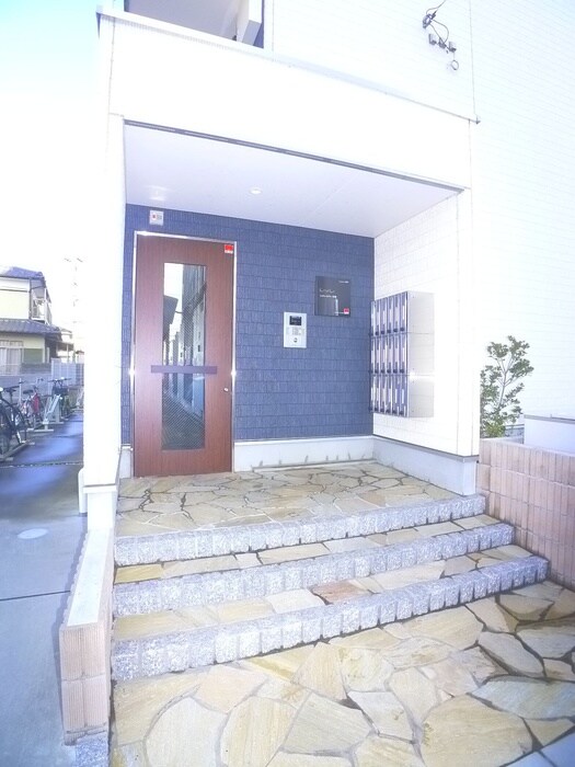 物件外観写真3　(エントランス部分)