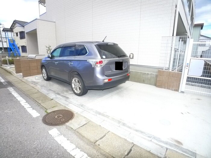 物件外観写真5　(駐車場)