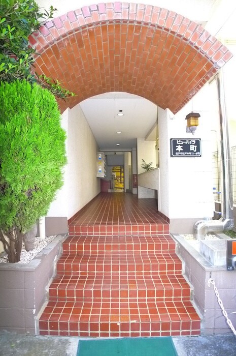 物件外観写真2　(エントランス部分)