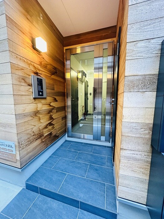 物件外観写真3　(エントランス部分)