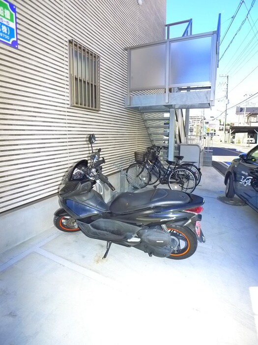 物件外観写真4　(駐輪場)