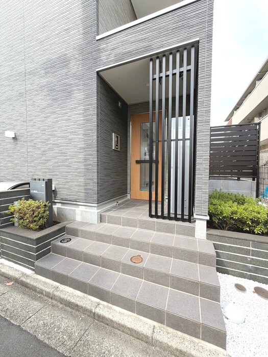 物件外観写真3　(エントランス部分)