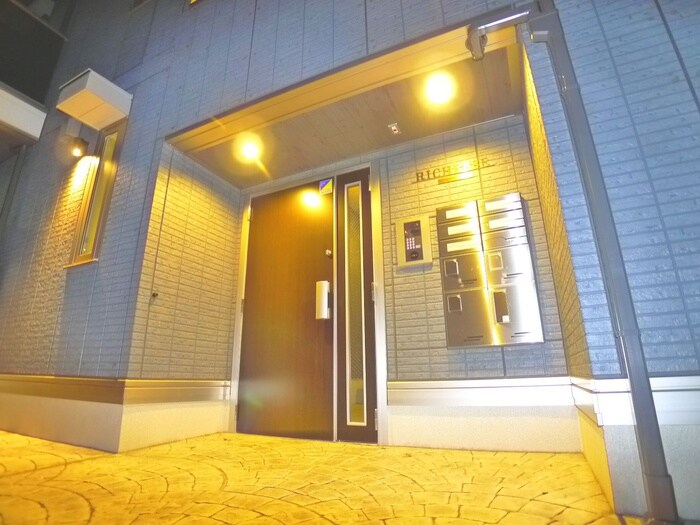 物件外観写真4　(エントランス部分)