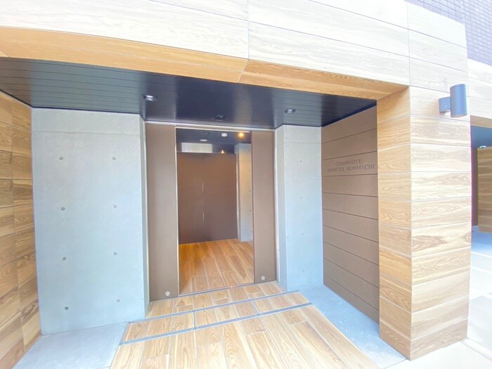 物件外観写真4　(エントランス部分)