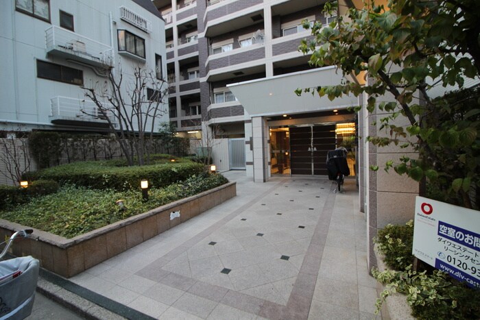 物件外観写真6　(エントランス部分)