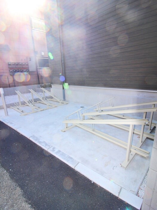 物件外観写真4　(駐輪場)