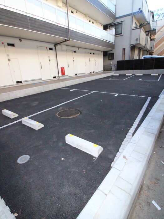 物件外観写真5　(駐車場)