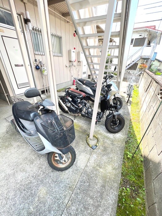 物件外観写真5　(バイク置き場)