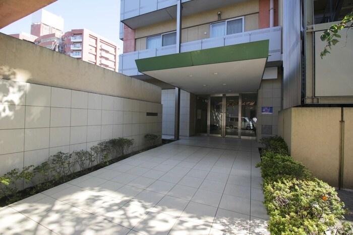 物件外観写真3　(エントランス部分)