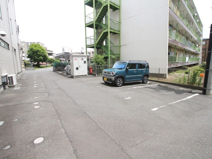 物件外観写真3　(駐車場)