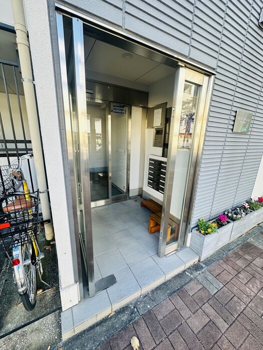 物件外観写真2　(エントランス部分)