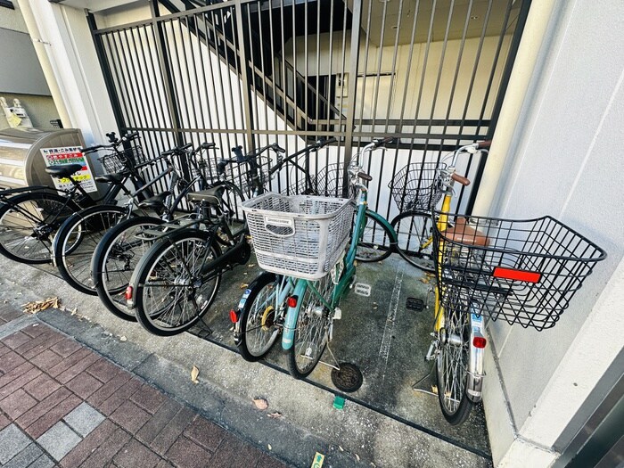 物件外観写真4　(駐輪場)