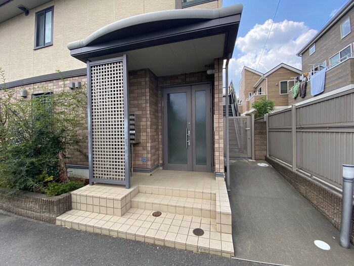 物件外観写真3　(エントランス部分)