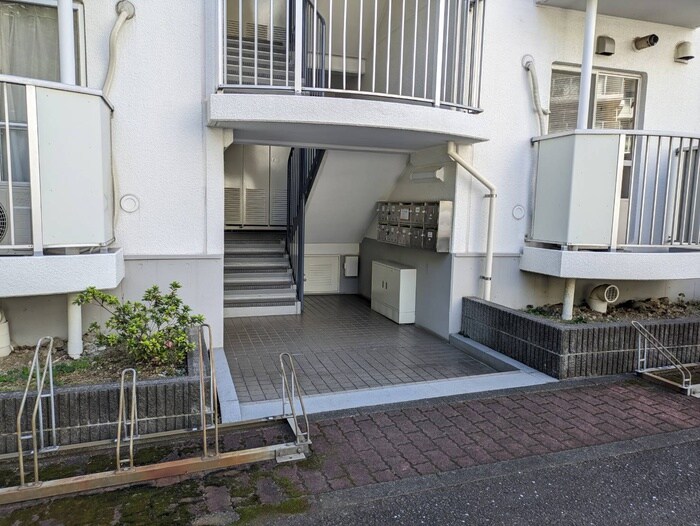 物件外観写真2　(エントランス部分)