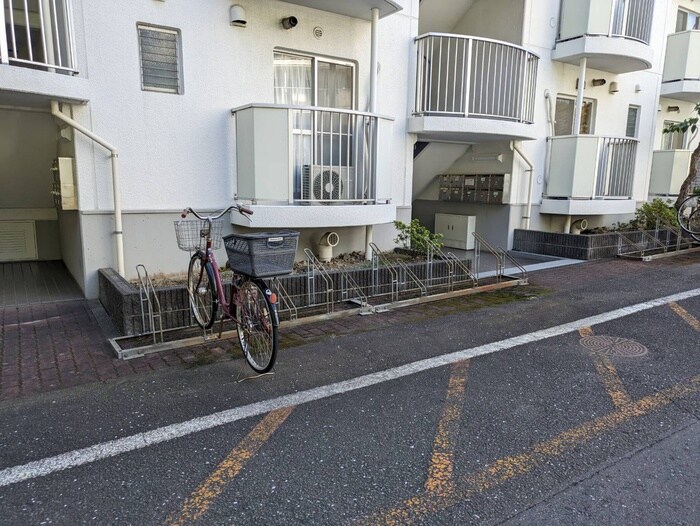物件外観写真5　(駐輪場)