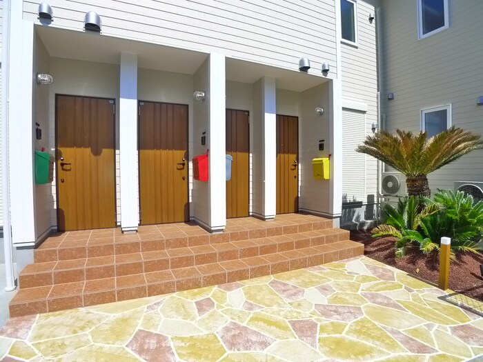 物件外観写真2　(エントランス部分)