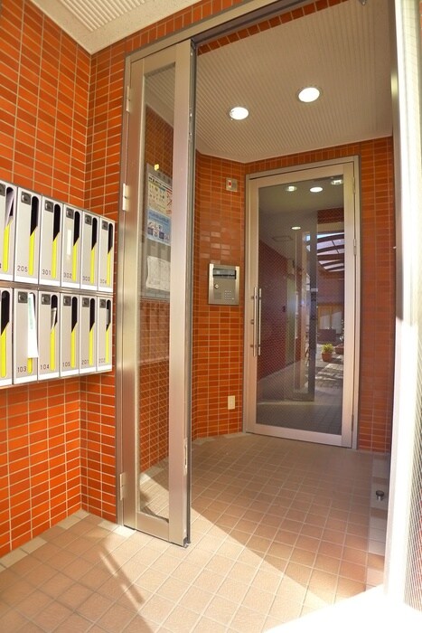 物件外観写真3　(エントランス部分)