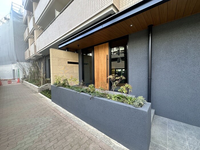 物件外観写真2　(エントランス部分)