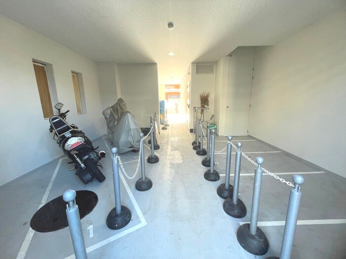 物件外観写真6　(バイク置き場)