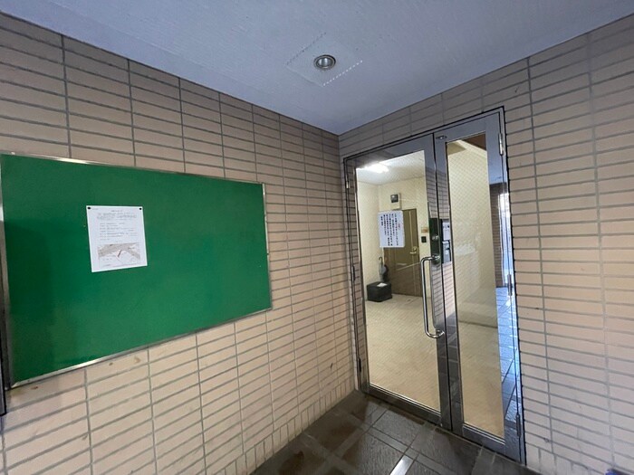 物件外観写真6　(エントランス部分)