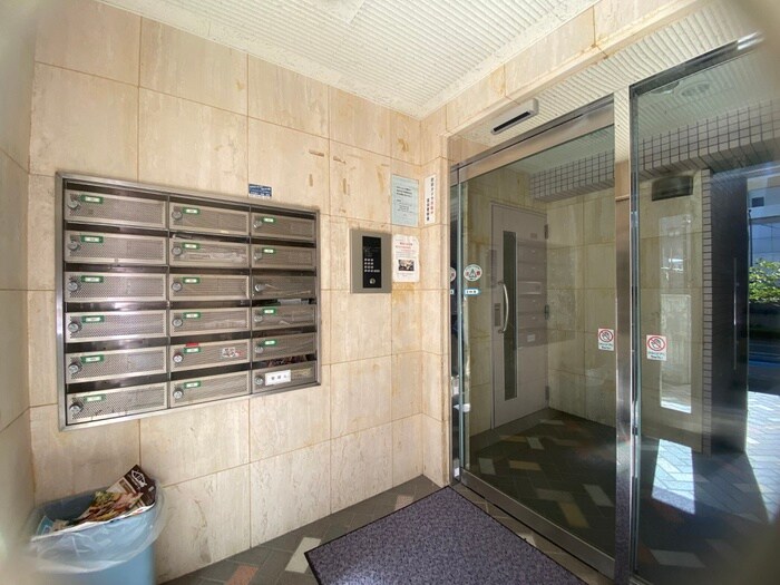 物件外観写真2　(エントランス部分)