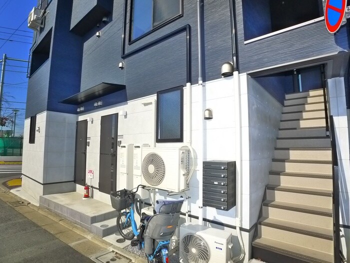 物件外観写真3　(エントランス部分)