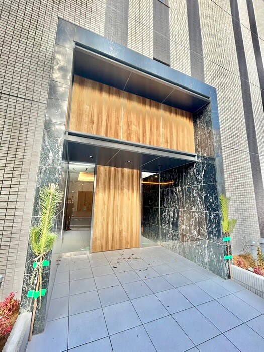 物件外観写真2　(エントランス部分)