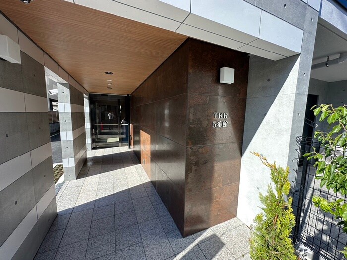 物件外観写真3　(エントランス部分)