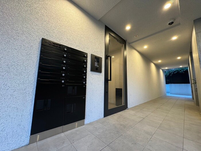 物件外観写真3　(エントランス部分)