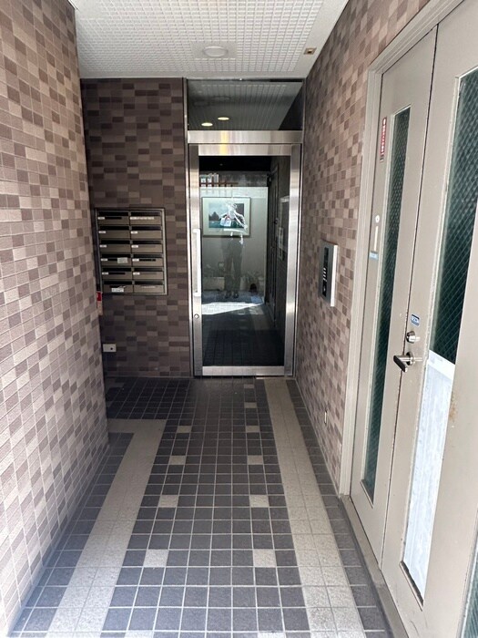 物件外観写真2　(エントランス部分)