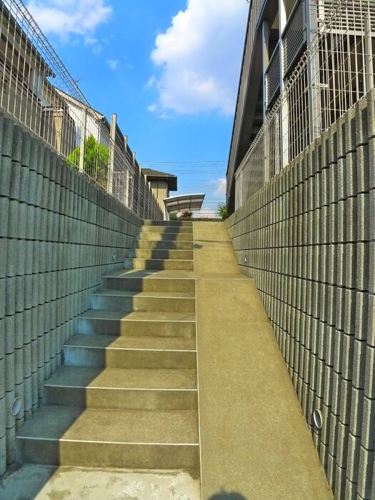 物件外観写真2　(エントランス部分)