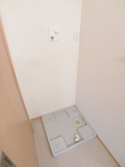 物件内観写真18　(洗濯機置場)