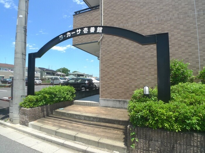 物件外観写真2　(エントランス部分)