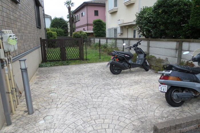 物件外観写真5　(バイク置き場)