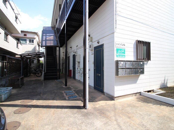 物件外観写真2　(エントランス部分)