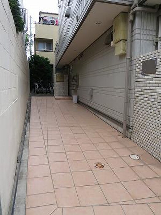 物件外観写真6　(エントランス部分)