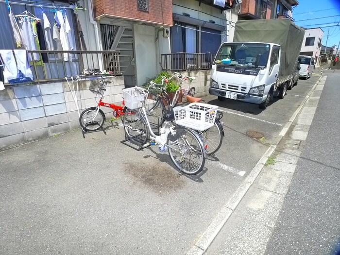 物件外観写真4　(バイク置き場)