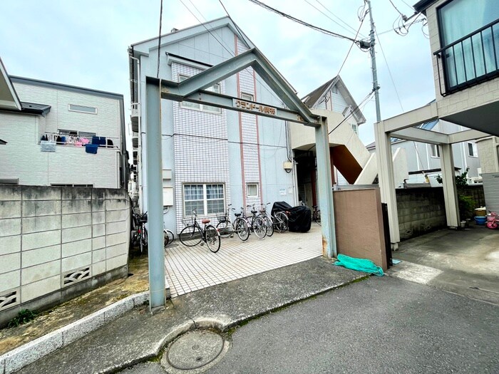 物件外観写真1　(エントランス部分)