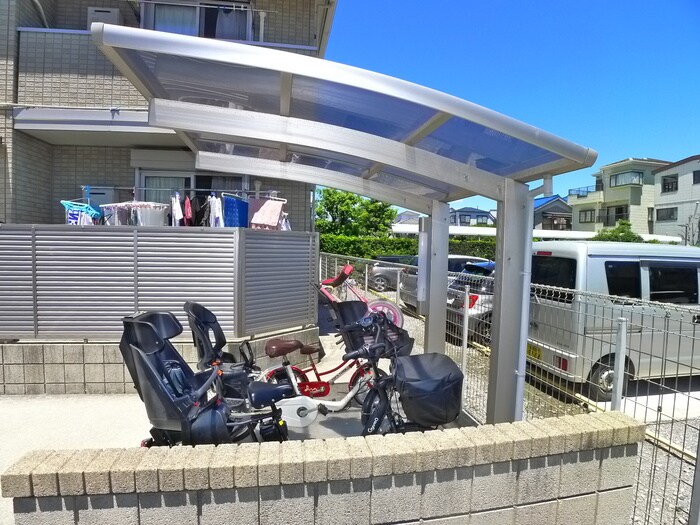 物件外観写真4　(駐輪場)