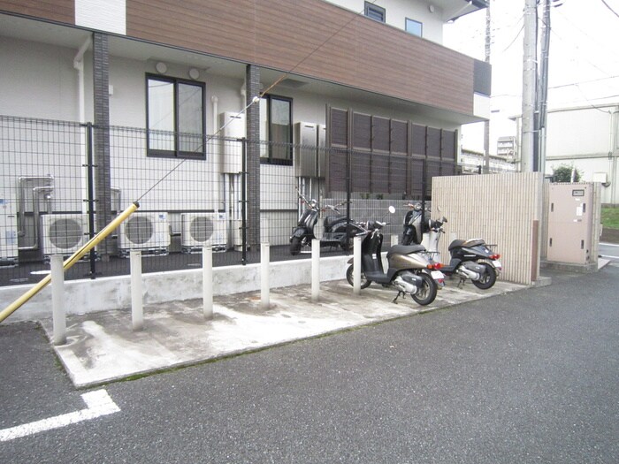 物件外観写真5　(バイク置き場)