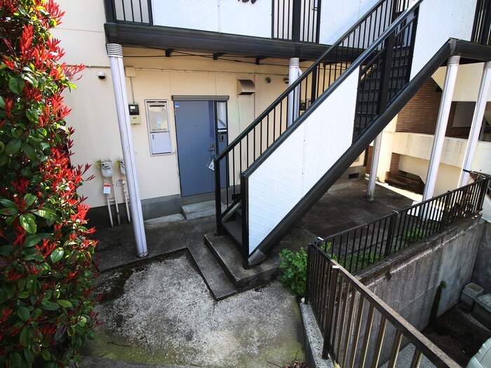 物件外観写真3　(エントランス部分)
