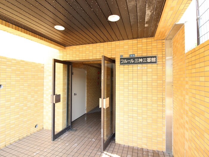 物件外観写真2　(エントランス部分)