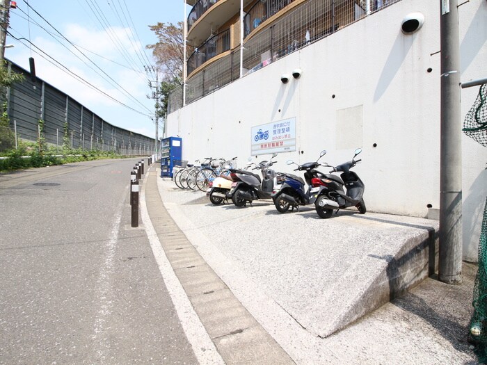 物件外観写真5　(駐輪場)