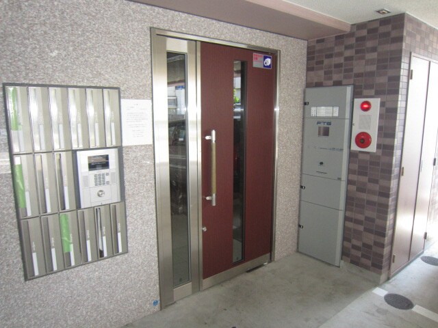 物件外観写真2　(エントランス部分)