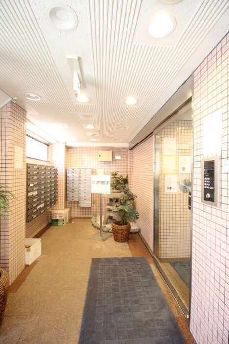 物件外観写真2　(エントランス部分)