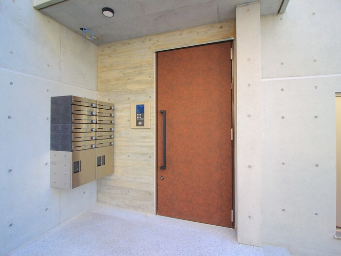 物件外観写真4　(エントランス部分)