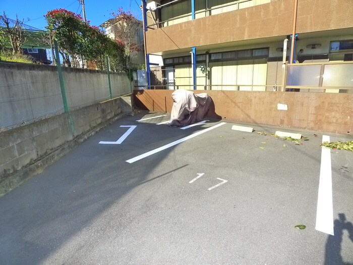 物件外観写真4　(バイク置き場)