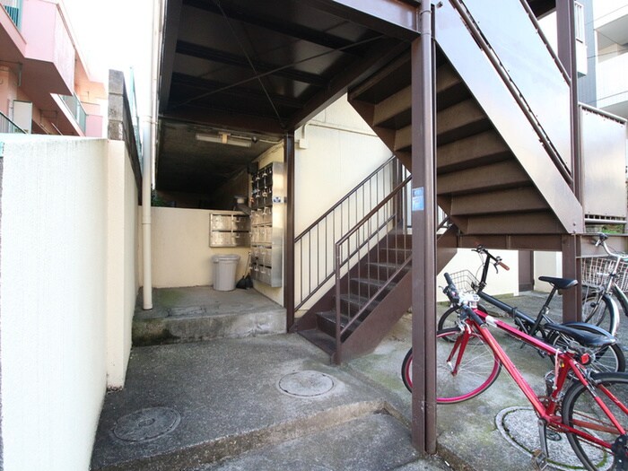 物件外観写真2　(エントランス部分)