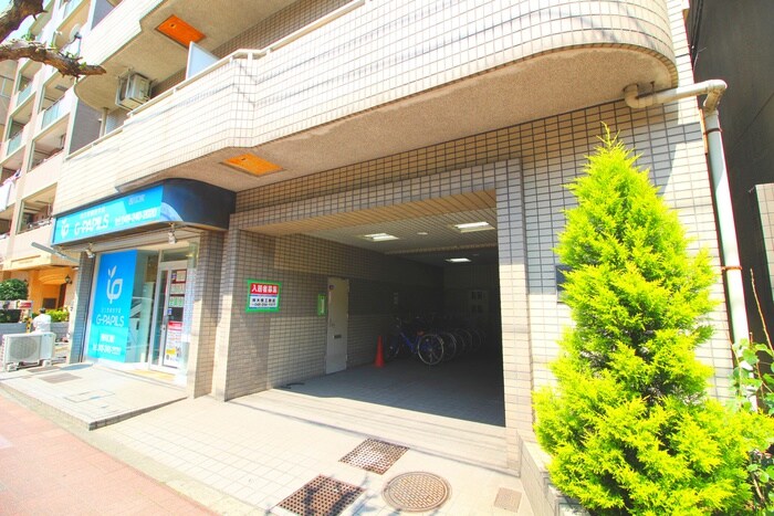 物件外観写真2　(エントランス部分)