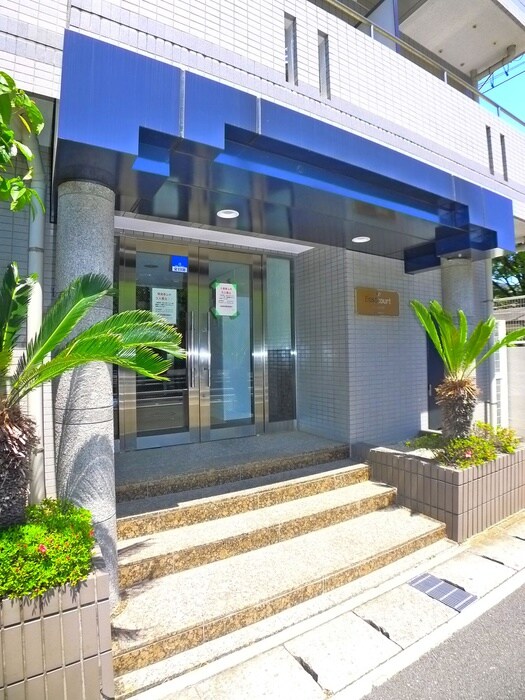 物件外観写真3　(エントランス部分)